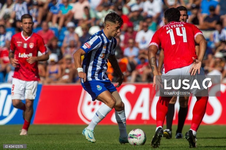 O FC Porto lidera isolado a I Liga portuguesa de futebol após hoje vencer em casa do Santa Clara, no arranque da segunda jornada, em que Fujimoto fez um ‘hat trick’ pelo Gil Vicente na receção ao AVS (4-2).