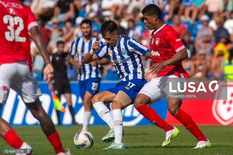 O FC Porto lidera isolado a I Liga portuguesa de futebol após hoje vencer em casa do Santa Clara, no arranque da segunda jornada, em que Fujimoto fez um ‘hat trick’ pelo Gil Vicente na receção ao AVS (4-2).