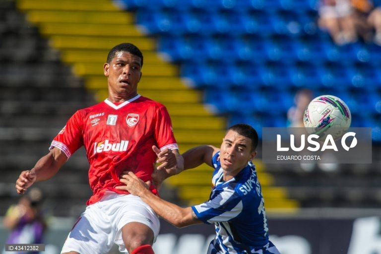 O FC Porto lidera isolado a I Liga portuguesa de futebol após hoje vencer em casa do Santa Clara, no arranque da segunda jornada, em que Fujimoto fez um ‘hat trick’ pelo Gil Vicente na receção ao AVS (4-2).