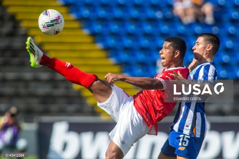 O FC Porto lidera isolado a I Liga portuguesa de futebol após hoje vencer em casa do Santa Clara, no arranque da segunda jornada, em que Fujimoto fez um ‘hat trick’ pelo Gil Vicente na receção ao AVS (4-2).