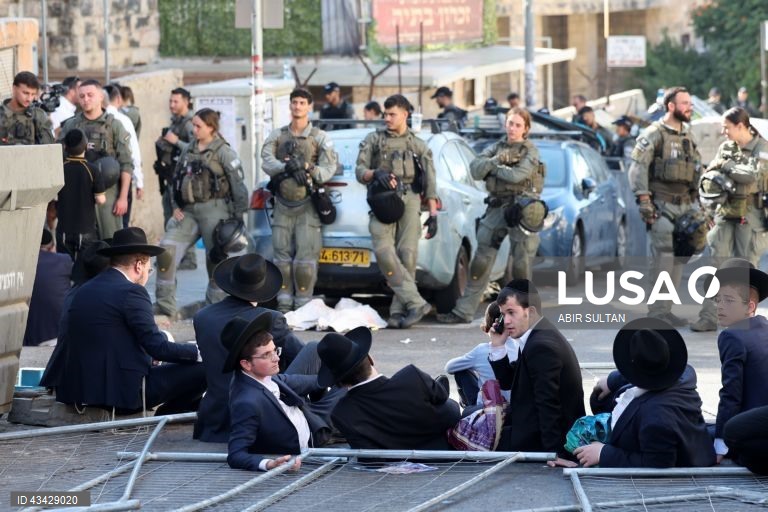 Israel: Judeus ultra-ortodoxos protestam contra o recrutamento obrigatório para o exército israelita