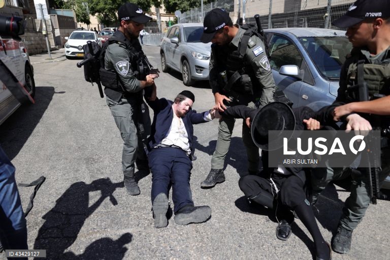 Israel: Judeus ultra-ortodoxos protestam contra o recrutamento obrigatório para o exército israelita