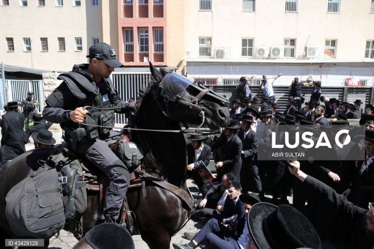 Israel: Judeus ultra-ortodoxos protestam contra o recrutamento obrigatório para o exército israelita