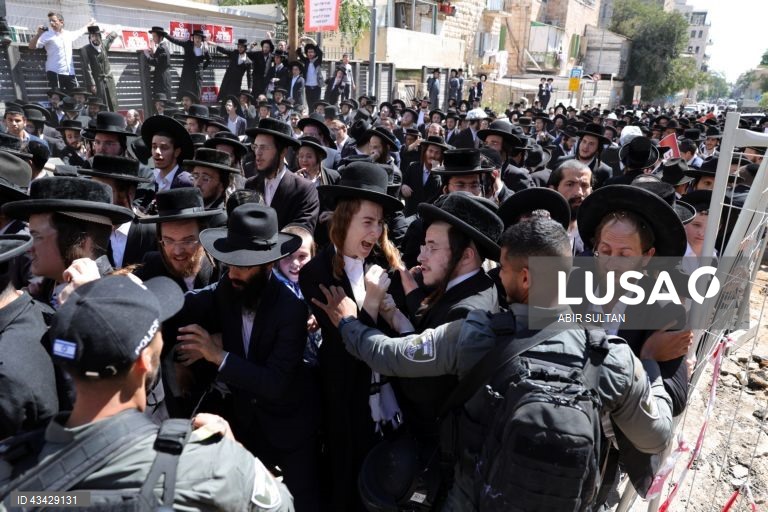 Israel: Judeus ultra-ortodoxos protestam contra o recrutamento obrigatório para o exército israelita