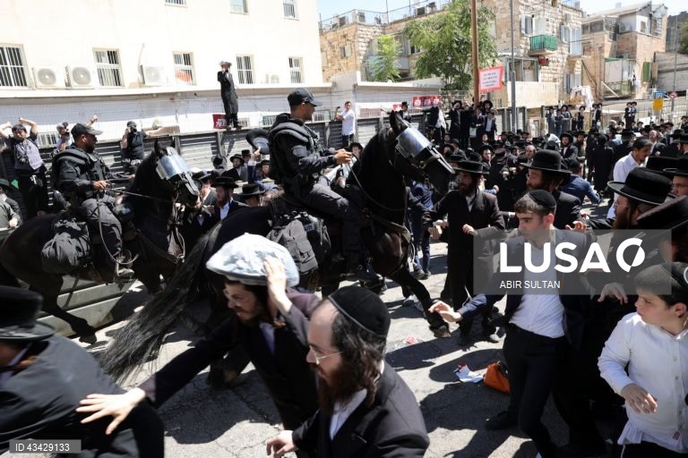 Israel: Judeus ultra-ortodoxos protestam contra o recrutamento obrigatório para o exército israelita