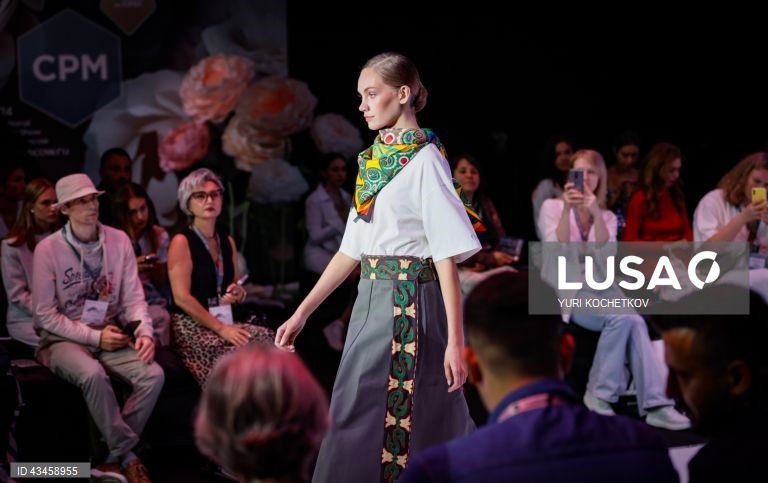 Rússia: Desfile de moda em Moscovo