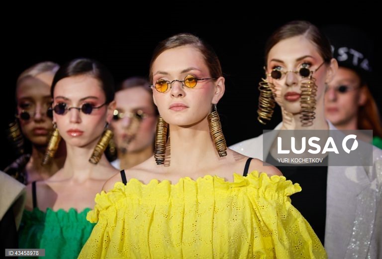 Rússia: Desfile de moda em Moscovo