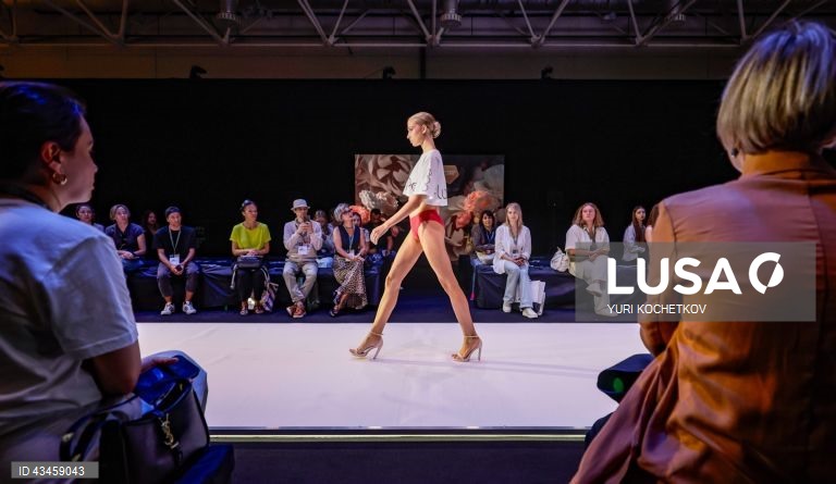 Rússia: Desfile de moda em Moscovo