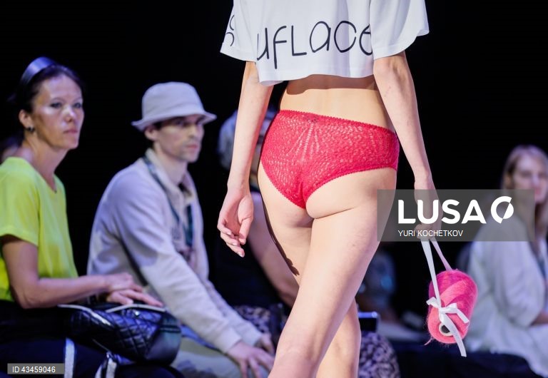 Rússia: Desfile de moda em Moscovo