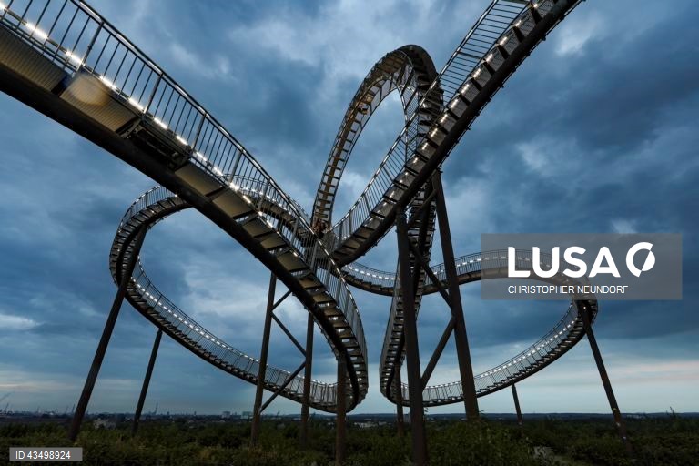 Alemanha: instalação artística "Tigre e Tartaruga" em Duisburg