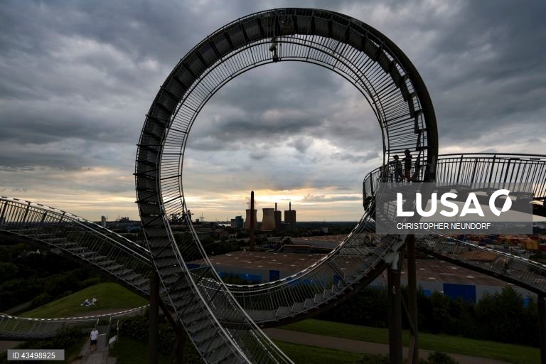 Alemanha: instalação artística "Tigre e Tartaruga" em Duisburg