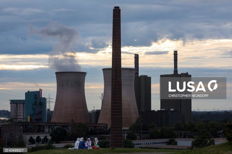 Alemanha: instalação artística "Tigre e Tartaruga" em Duisburg