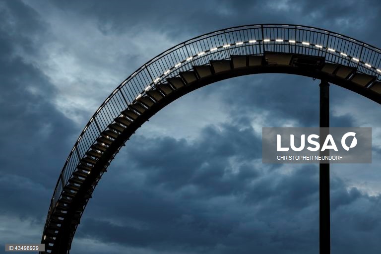 Alemanha: instalação artística "Tigre e Tartaruga" em Duisburg