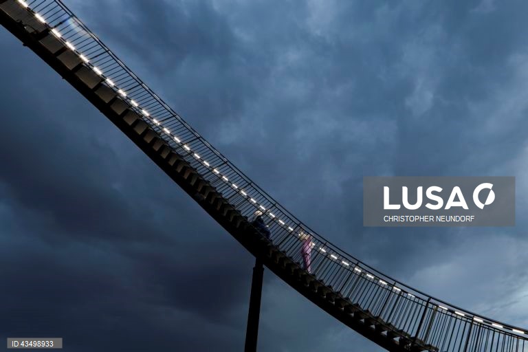 Alemanha: instalação artística "Tigre e Tartaruga" em Duisburg