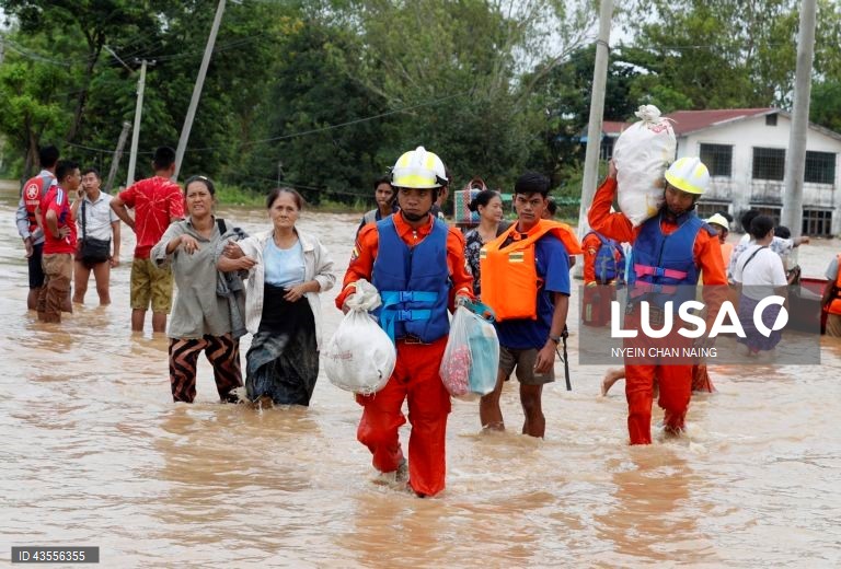 As fortes chuvas provocadas pelo tufão Yagi causaram graves inundações em algumas zonas de Myanmar, deixando milhares de pessoas retidas nas suas casas.