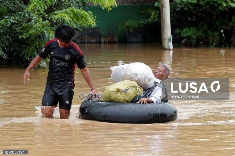 As fortes chuvas provocadas pelo tufão Yagi causaram graves inundações em algumas zonas de Myanmar, deixando milhares de pessoas retidas nas suas casas.