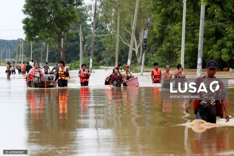 As fortes chuvas provocadas pelo tufão Yagi causaram graves inundações em algumas zonas de Myanmar, deixando milhares de pessoas retidas nas suas casas.