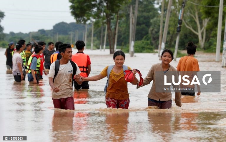 As fortes chuvas provocadas pelo tufão Yagi causaram graves inundações em algumas zonas de Myanmar, deixando milhares de pessoas retidas nas suas casas.