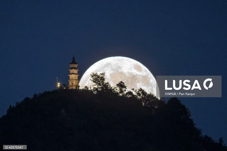 Superlua com um eclipse lunar parcial