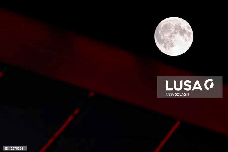 Superlua com um eclipse lunar parcial