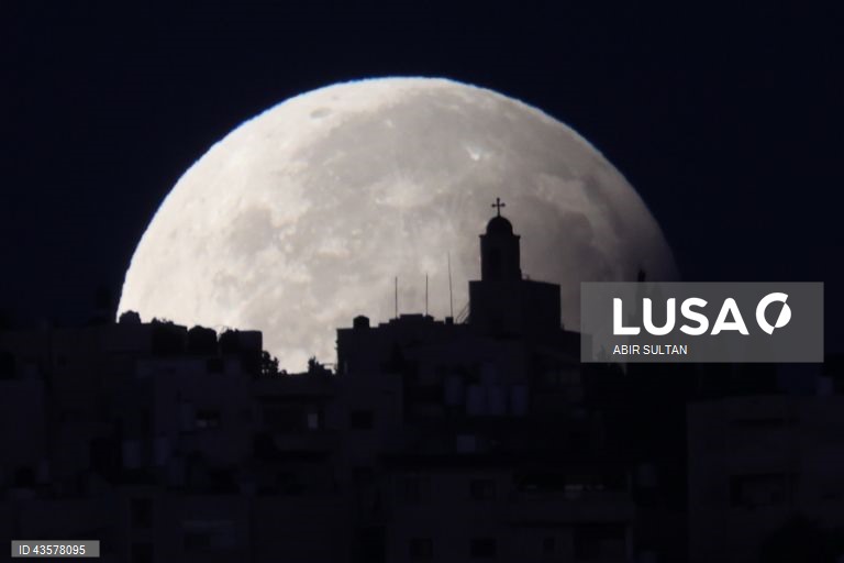Superlua com um eclipse lunar parcial