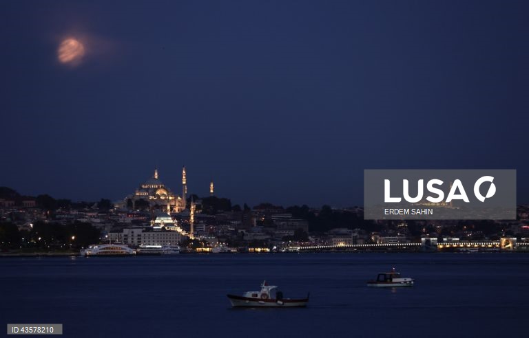 Superlua com um eclipse lunar parcial