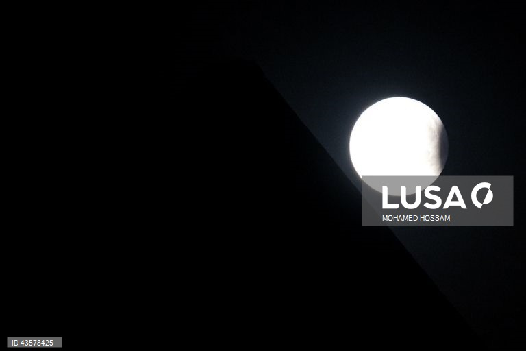 Superlua com um eclipse lunar parcial