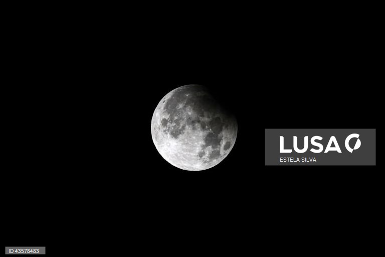 Superlua com um eclipse lunar parcial