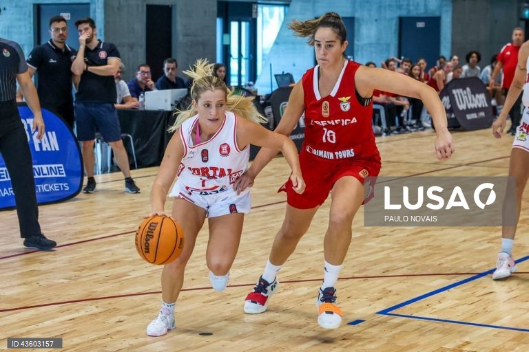 Mariana Silva do Benfica e Sofia Queiroz do Imortal em ação durante o jogo da final da Taça Vítor Hugo de basquetebol feminino, disputada na Nave Polidesportiva da Universidade de Aveiro, 22 de setembro de 2024. PAULO NOVAIS/LUSA