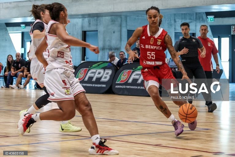 Raphaella Monteiro do Benfica e Joana Ramos do Imortal em ação durante o jogo da final da Taça Vítor Hugo de basquetebol feminino, disputada na Nave Polidesportiva da Universidade de Aveiro, 22 de setembro de 2024. PAULO NOVAIS/LUSA
