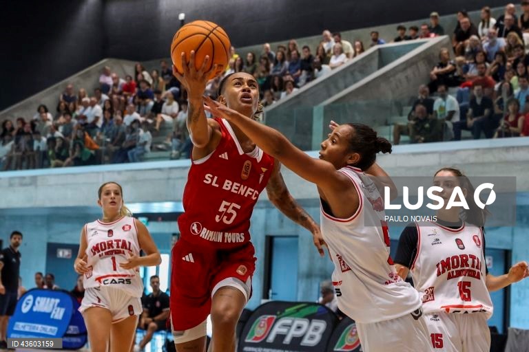 Raphaella Monteiro do Benfica e Joana Ramos do Imortal em ação durante o jogo da final da Taça Vítor Hugo de basquetebol feminino, disputada na Nave Polidesportiva da Universidade de Aveiro, 22 de setembro de 2024. PAULO NOVAIS/LUSA