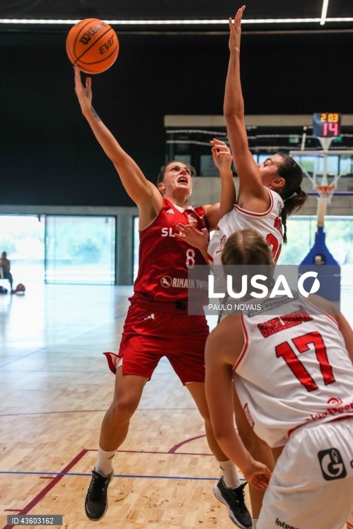 Milica Ivanovic do Benfica e Sydney Mech do Imortal em ação durante o jogo da final da Taça Vítor Hugo de basquetebol feminino, disputada na Nave Polidesportiva da Universidade de Aveiro, 22 de setembro de 2024. PAULO NOVAIS/LUSA