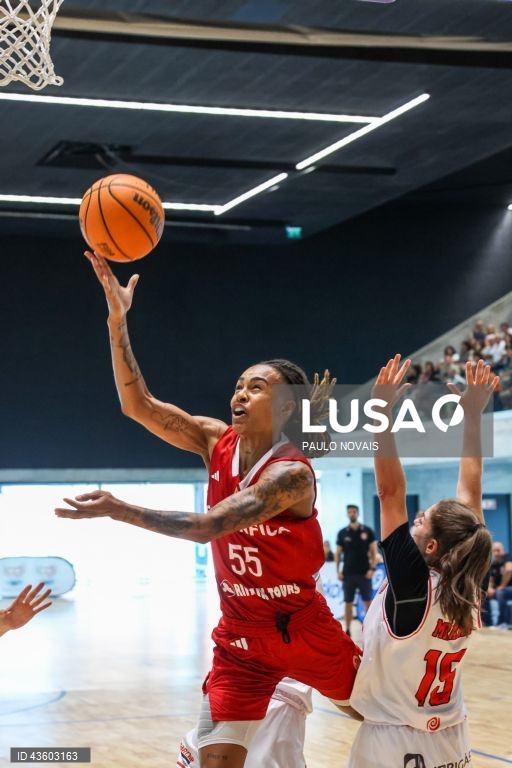 Raphaella Monteiro do Benfica e Catarina Mateus do Imortal em ação durante o jogo da final da Taça Vítor Hugo de basquetebol feminino, disputada na Nave Polidesportiva da Universidade de Aveiro, 22 de setembro de 2024. PAULO NOVAIS/LUSA