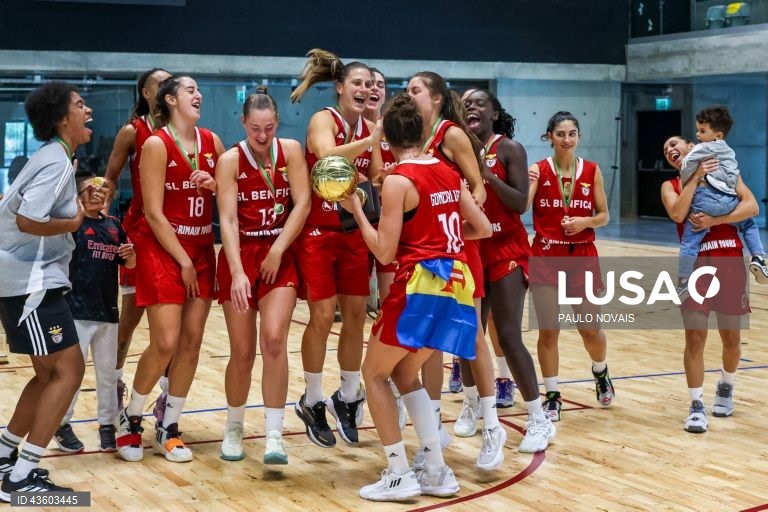 Jogadoras do Benfica celebram a conquista da Taça Vítor Hugo de basquetebol feminino, ao vencer na final o Imortal por 86-56, na Nave Polidesportiva da Universidade de Aveiro, 22 de setembro de 2024. O Benfica conquistou hoje pela quarta vez consecutiva a Taça Vítor Hugo, competição de abertura da temporada feminina de basquetebol, ao vencer na final o Imortal por 86-56. PAULO NOVAIS/LUSA