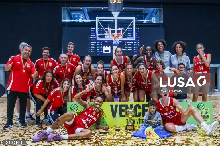 Jogadoras do Benfica celebram a conquista da Taça Vítor Hugo de basquetebol feminino, ao vencer na final o Imortal por 86-56, na Nave Polidesportiva da Universidade de Aveiro, 22 de setembro de 2024. O Benfica conquistou hoje pela quarta vez consecutiva a Taça Vítor Hugo, competição de abertura da temporada feminina de basquetebol, ao vencer na final o Imortal por 86-56. PAULO NOVAIS/LUSA