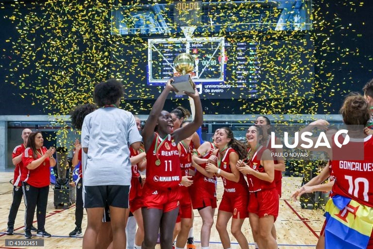 Jogadoras do Benfica celebram a conquista da Taça Vítor Hugo de basquetebol feminino, ao vencer na final o Imortal por 86-56, na Nave Polidesportiva da Universidade de Aveiro, 22 de setembro de 2024. O Benfica conquistou hoje pela quarta vez consecutiva a Taça Vítor Hugo, competição de abertura da temporada feminina de basquetebol, ao vencer na final o Imortal por 86-56. PAULO NOVAIS/LUSA