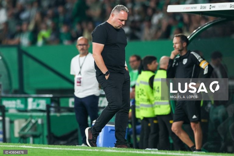 O Sporting manteve hoje três pontos de vantagem sobre o FC Porto, ao vencer em casa ao AVS, por 3-0, em jogo da sexta jornada da I Liga portuguesa de futebol.