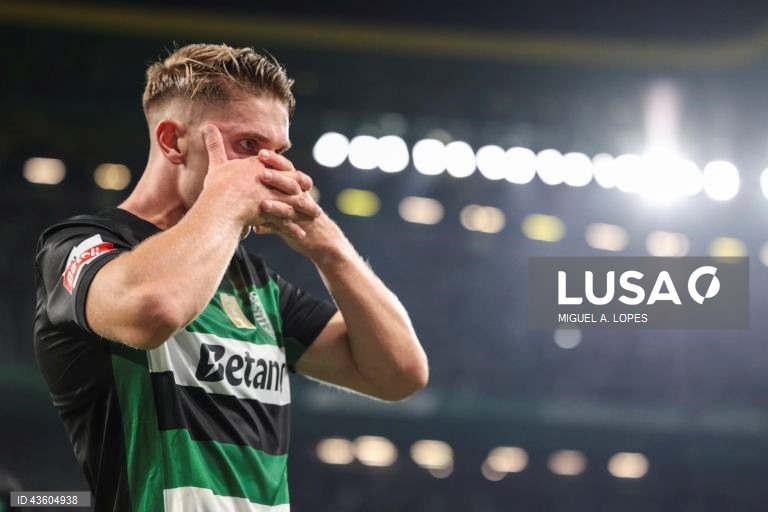 O Sporting manteve hoje três pontos de vantagem sobre o FC Porto, ao vencer em casa ao AVS, por 3-0, em jogo da sexta jornada da I Liga portuguesa de futebol.