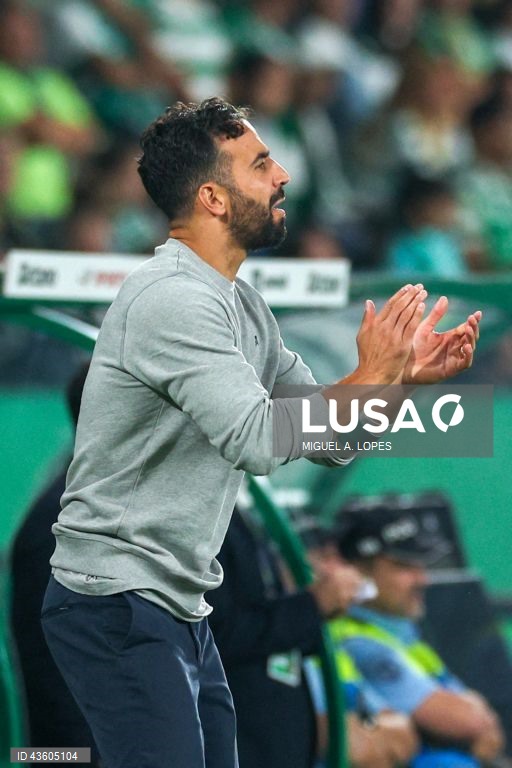 O Sporting manteve hoje três pontos de vantagem sobre o FC Porto, ao vencer em casa ao AVS, por 3-0, em jogo da sexta jornada da I Liga portuguesa de futebol.