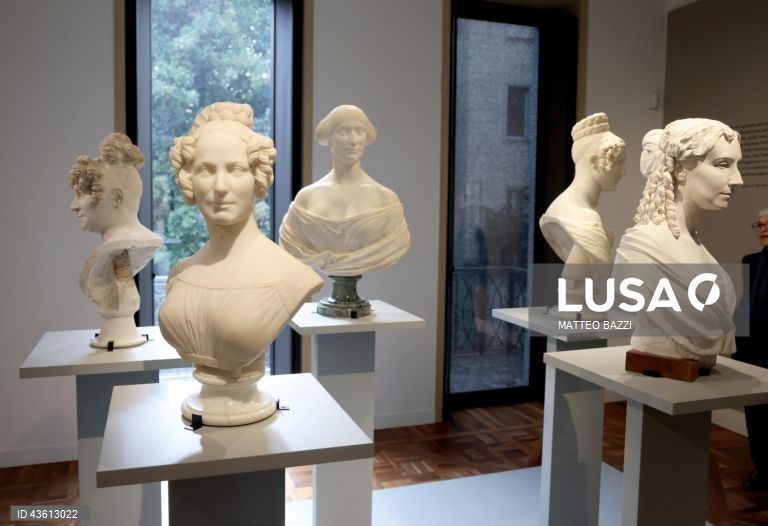 Itália: Exposição de esculturas de Lorenzo Bartolini em Milão
