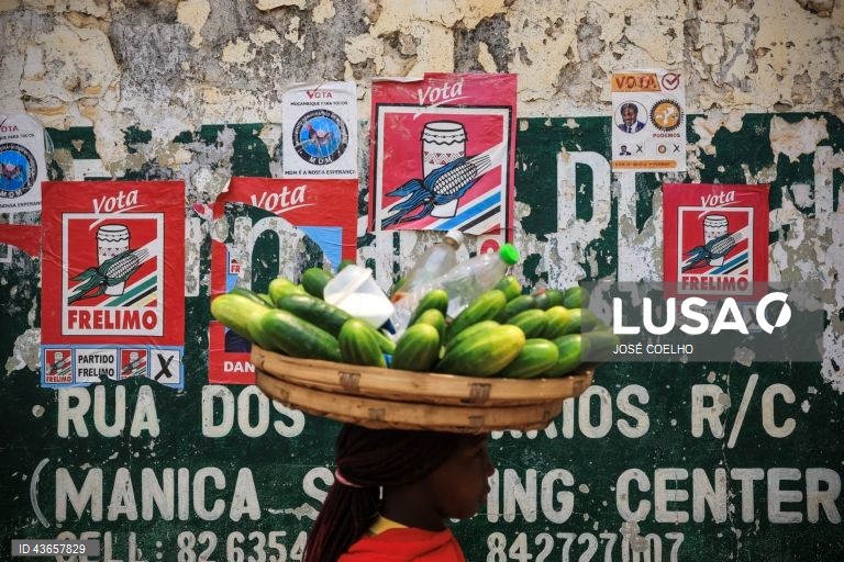 Panfletos de formações políticas moçambicanas e candidatos presidenciais em campanha para as eleições gerais de 09 de outubro, Chimoio, Moçambique, 1 de outubro de 2024. A uma semana das eleições gerais moçambicanas, Moçambique está pintada com o vermelho da Frente de Libertação de Moçambique (Frelimo, no poder), e do seu candidato presidencial, Daniel Chapo, enquanto a propaganda dos restantes partidos quase não existe. JOSÉ COELHO/LUSA