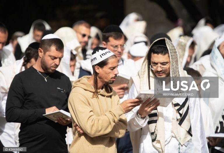 Ucrânia: Peregrinos judeus ortodoxos celebram o Rosh Hashanah em Uman.