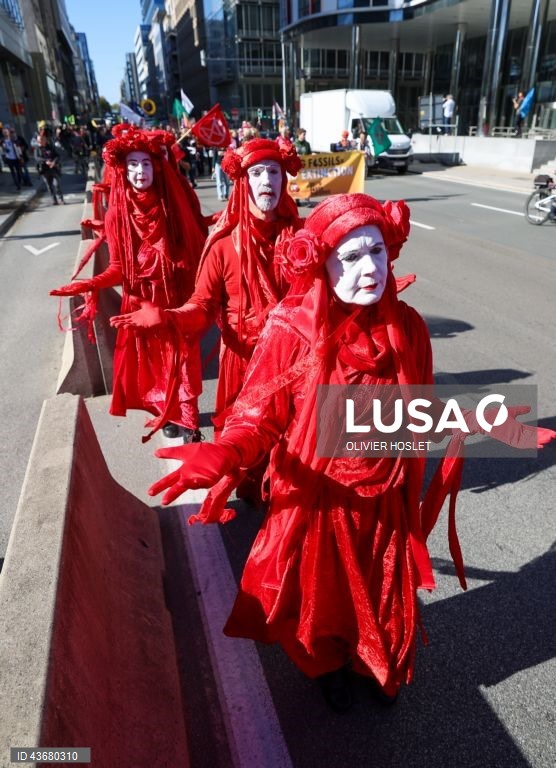 30 movimentos europeus manifestam-se pela justiça climática e contra os combustíveis fósseis frente ao Parlamento Europeu, em Bruxelas.