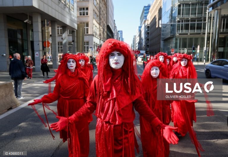 30 movimentos europeus manifestam-se pela justiça climática e contra os combustíveis fósseis frente ao Parlamento Europeu, em Bruxelas.