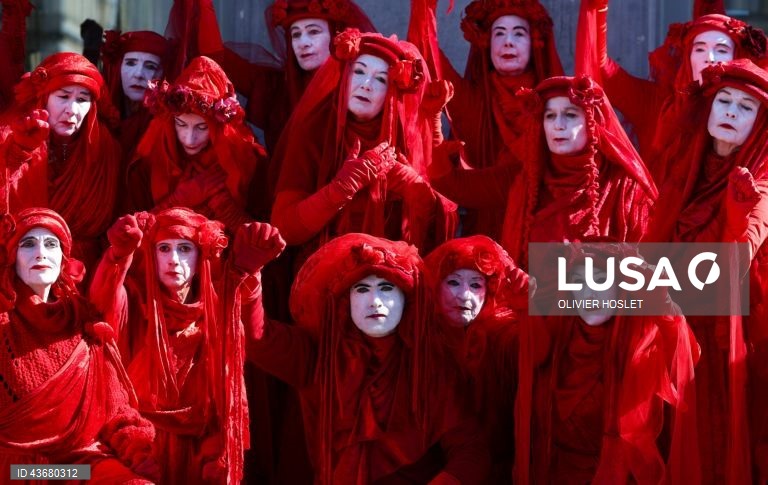 30 movimentos europeus manifestam-se pela justiça climática e contra os combustíveis fósseis frente ao Parlamento Europeu, em Bruxelas.