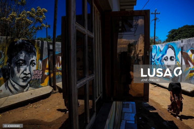 Mural no Bairro da Mafalala onde figuram os moçambicanos Noémia de Sousa, escritora, e Rui de Noronha, poeta, Maputo, 05 de outubro de 2024. Alguns dos moradores do histórico bairro da Mafalala, na capital moçambicana, lamentam as promessas de desenvolvimento por cumprir e o combate que está por fazer ao desemprego e ao tráfico e consumo de droga. Hoje cumpre-se o último dia da campanha eleitoral das eleições gerais agendadas para quarta-feira. (ACOMPANHA TEXTO DO DIA 06 DE OUTUBRO DE 2024)....