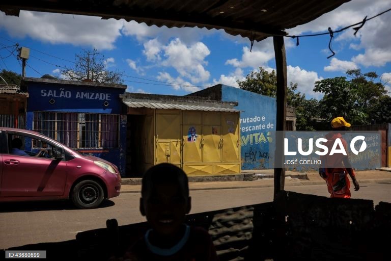 Rua no Bairro da Mafalala, Maputo, 05 de outubro de 2024. Alguns dos moradores do histórico bairro da Mafalala, na capital moçambicana, lamentam as promessas de desenvolvimento por cumprir e o combate que está por fazer ao desemprego e ao tráfico e consumo de droga. Hoje cumpre-se o último dia da campanha eleitoral das eleições gerais agendadas para quarta-feira. (ACOMPANHA TEXTO DO DIA 06 DE OUTUBRO DE 2024). JOSÉ COELHO/LUSA
