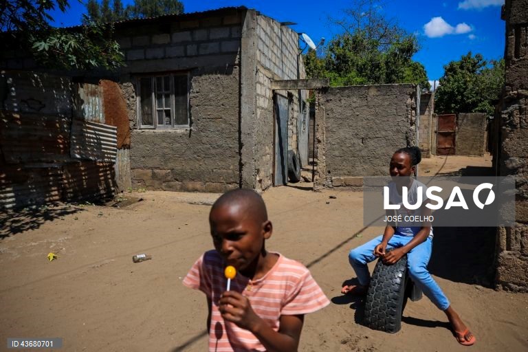 Crianças brincam na rua do Bairro da Mafalala, Maputo, 05 de outubro de 2024. Alguns dos moradores do histórico bairro da Mafalala, na capital moçambicana, lamentam as promessas de desenvolvimento por cumprir e o combate que está por fazer ao desemprego e ao tráfico e consumo de droga. Hoje cumpre-se o último dia da campanha eleitoral das eleições gerais agendadas para quarta-feira. (ACOMPANHA TEXTO DO DIA 06 DE OUTUBRO DE 2024). JOSÉ COELHO/LUSA
