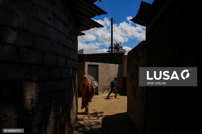 Uma mulher e uma criança caminham numa rua do Bairro da Mafalala, Maputo, 05 de outubro de 2024. Alguns dos moradores do histórico bairro da Mafalala, na capital moçambicana, lamentam as promessas de desenvolvimento por cumprir e o combate que está por fazer ao desemprego e ao tráfico e consumo de droga. Hoje cumpre-se o último dia da campanha eleitoral das eleições gerais agendadas para quarta-feira.(ACOMPANHA TEXTO DO DIA 06 DE OUTUBRO DE 2024).  JOSÉ COELHO/LUSA