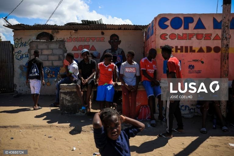 Jovens conversam na rua do Bairro da Mafalala, Maputo, 05 de outubro de 2024. Alguns dos moradores do histórico bairro da Mafalala, na capital moçambicana, lamentam as promessas de desenvolvimento por cumprir e o combate que está por fazer ao desemprego e ao tráfico e consumo de droga. Hoje cumpre-se o último dia da campanha eleitoral das eleições gerais agendadas para quarta-feira. (ACOMPANHA TEXTO DO DIA 06 DE OUTUBRO DE 2024). JOSÉ COELHO/LUSA